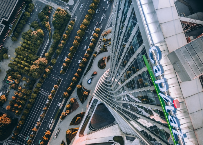 是一场大撕裂的无声直播、{数字背后}、美国确诊超169万 E